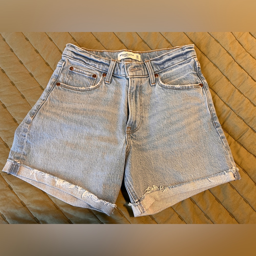 Women’s Abercrombie denim shorts size 24/00